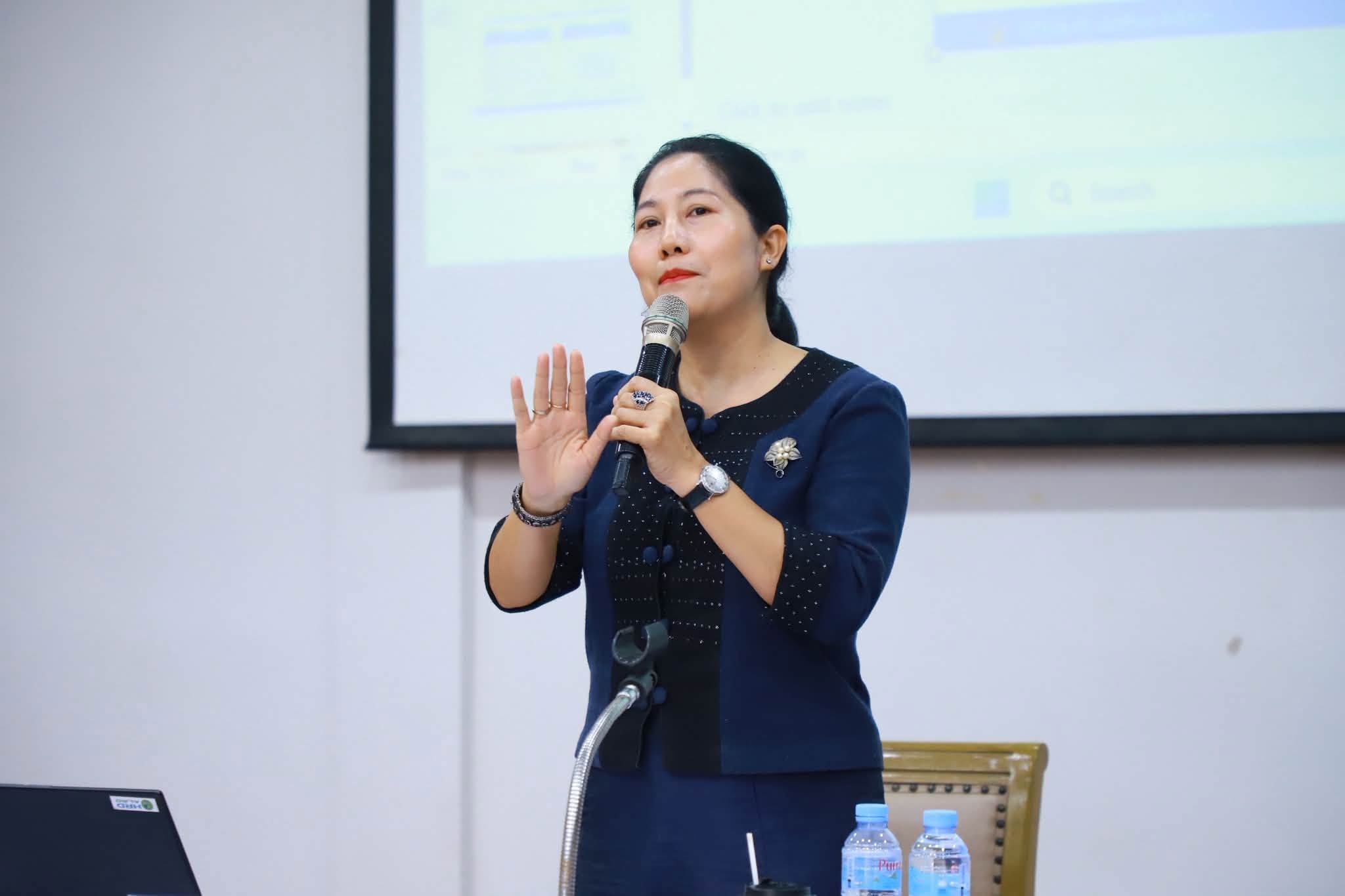 title - บรรยายให้ความรู้ในหัวข้อทิศทาง ส.ป.ก. ในอนาคต (ALRO Future Directions) มุ่งเน้นการปรับเปลี่ยนยุทธศาสตร์เชิงรุกเพื่อรับมือกับความท้าทายในโลก ทั้งสังคมเกษตรกรสูงวัย การขยายตัวของเมือง วิกฤตภูมิอากาศ และเทคโนโลยี AI โดยการขับเคลื่อนจะเน้นบูรณาการฐานข้อมูลอัจฉริยะ (ALRO One Data)